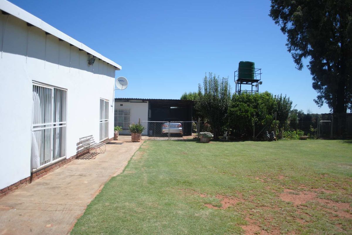 Feast your eyes on this neat and spacious farmhouse featuring modern interior finishes throughout - Photo 4
