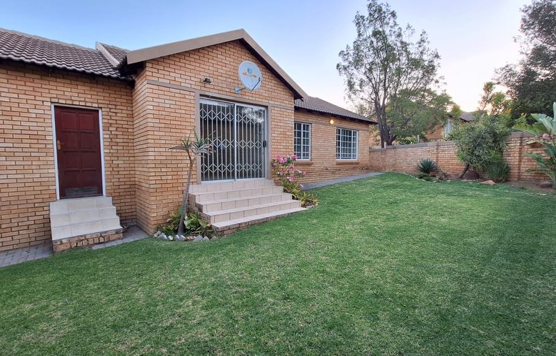 Spacious 3-Bed Townhouse with Large Wrap-Around Garden in Secure Olivedale Complex
