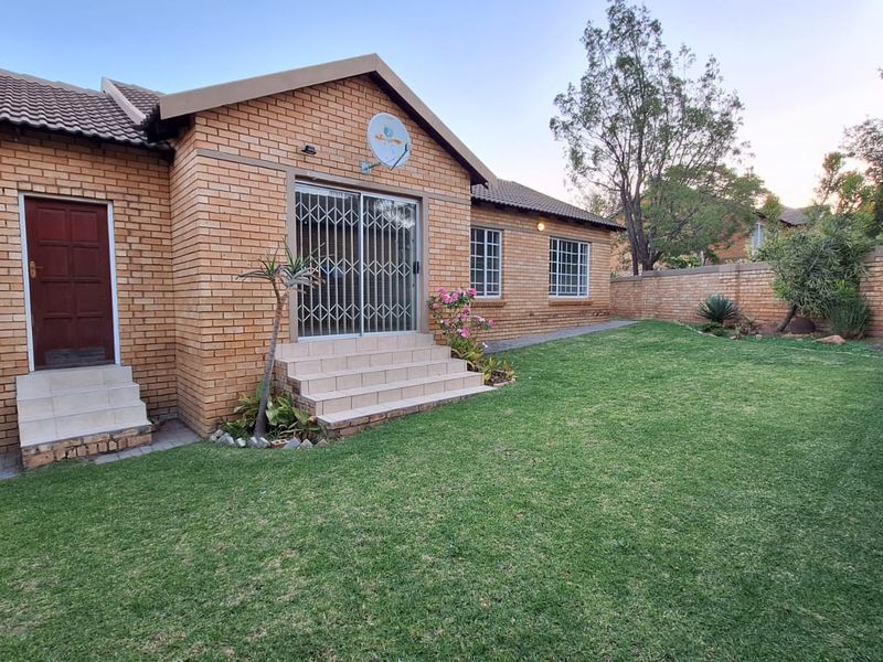 Spacious 3-Bed Townhouse with Large Wrap-Around Garden in Secure Olivedale Complex - Photo 1