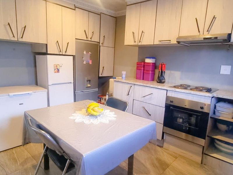 Move-In Ready 3-Bedroom Home with Versatile Front Building - Photo 5