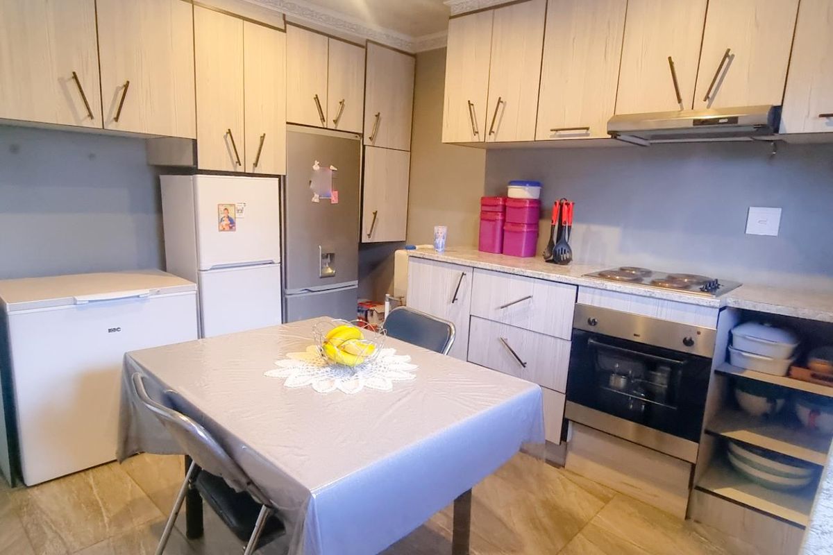 Move-In Ready 3-Bedroom Home with Versatile Front Building - Photo 5