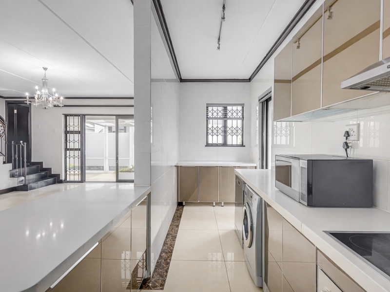 Stylish and Spacious Townhouse - Photo 5