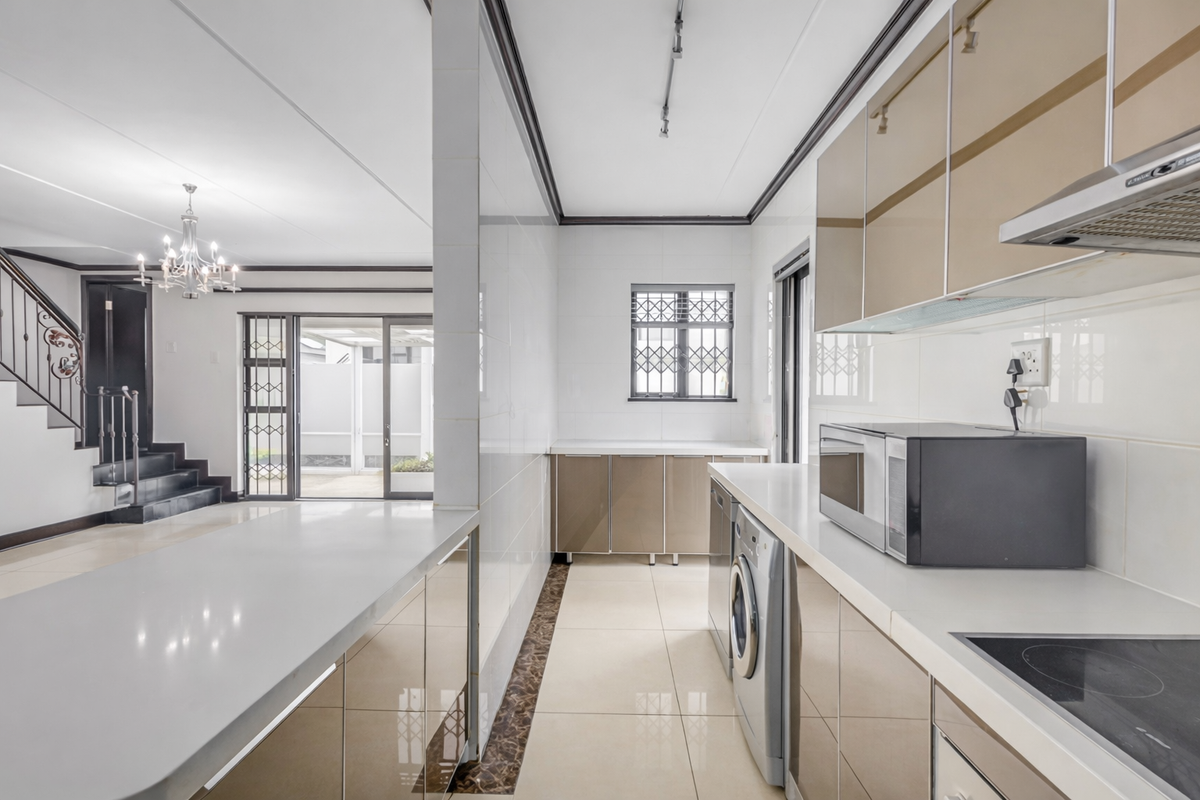 Stylish and Spacious Townhouse - Photo 5