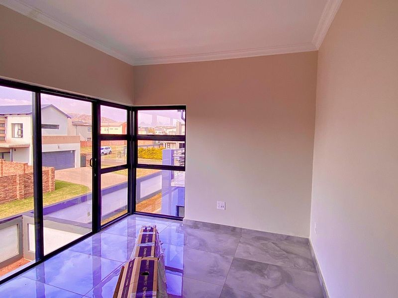 Newly Built Estate Home - Photo 10
