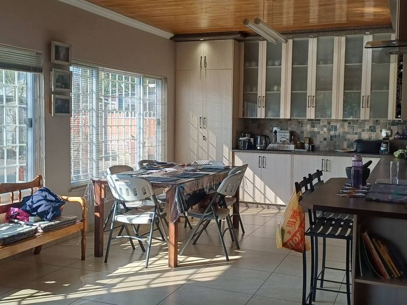 Perfect home for a family seeking space & security! - Photo 10