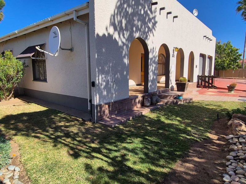 Neat and Spacious Family Home, Perfect for Entertaining! - Photo 5