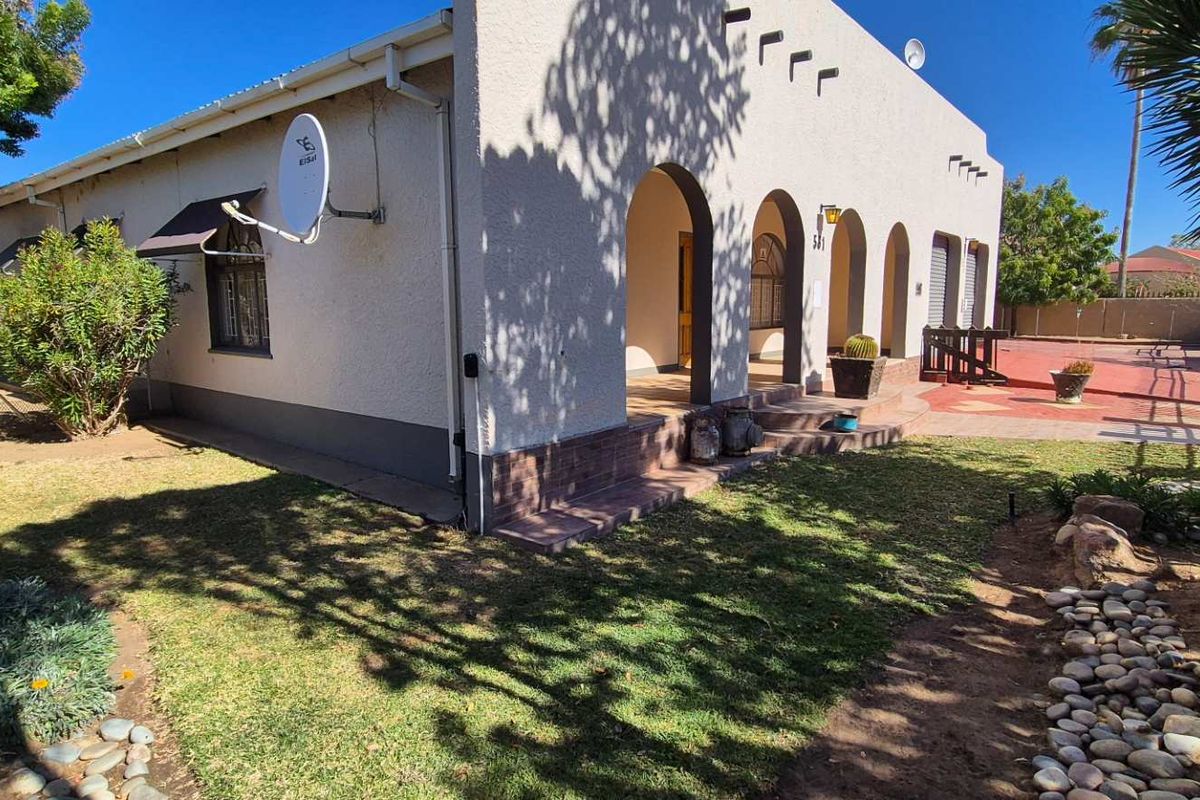 Neat and Spacious Family Home, Perfect for Entertaining! - Photo 5