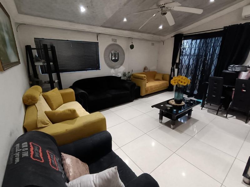Stylish Family Living with a Separate 2-Bedroom Outbuilding - Photo 3
