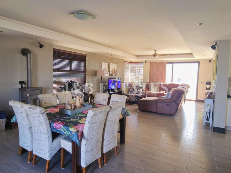 Stylish 5-Bedroom House - Photo 3