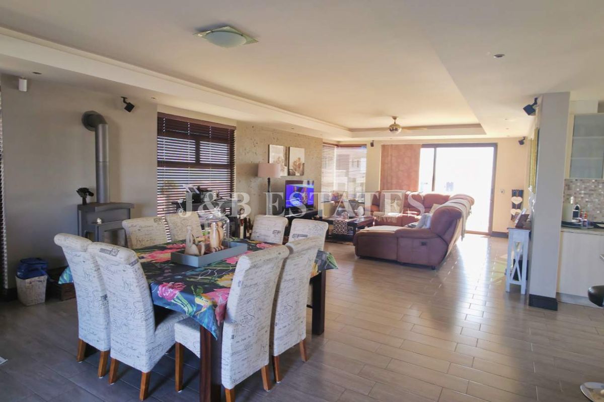 Stylish 5-Bedroom House - Photo 3