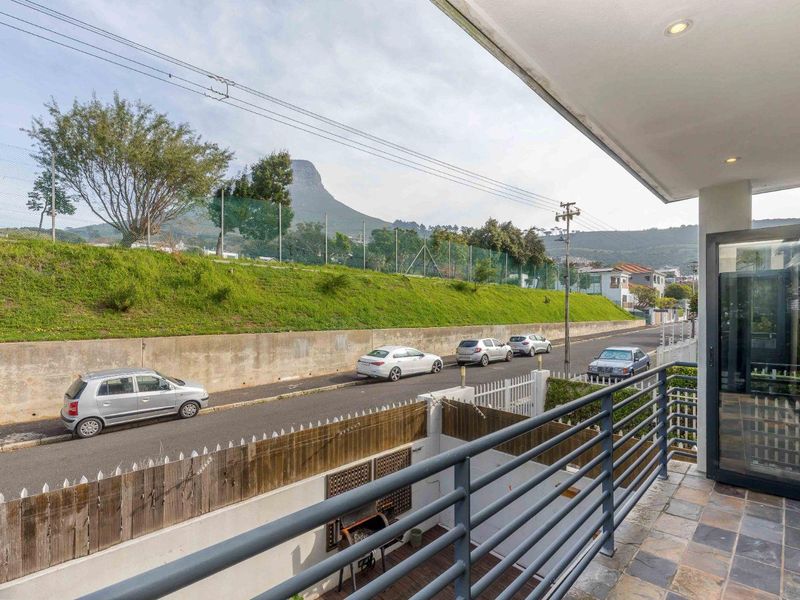DELIGHTFUL TAMBOERSKLOOF APARTMENT WITH MOUNTAIN VIEWS AND BASEMENT PARKING - Photo 3