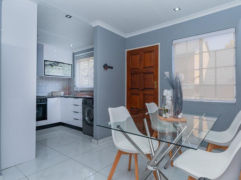 Modern, Safe & Secure 3-Bedroom Townhouse in Van Riebeeck Park - Photo 7