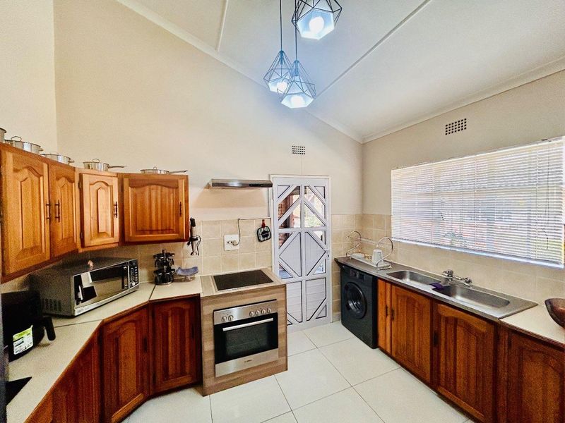 Beautiful newly renovated Townhouse for sale in the Centre of vryheid - Photo 4