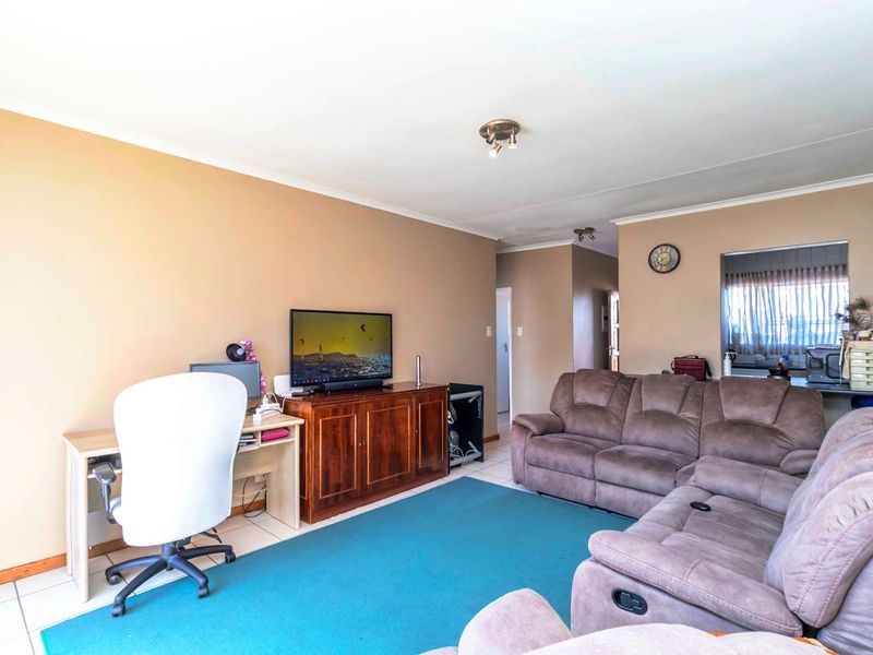 Low Maintenance Two Bedroom Home - Photo 7