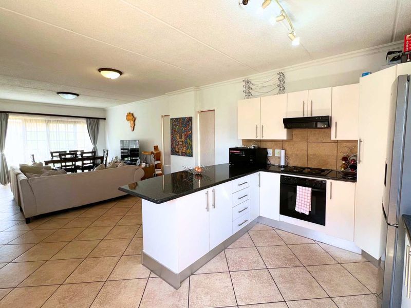 Two Bedroom townhouse to let in Montana - Photo 3