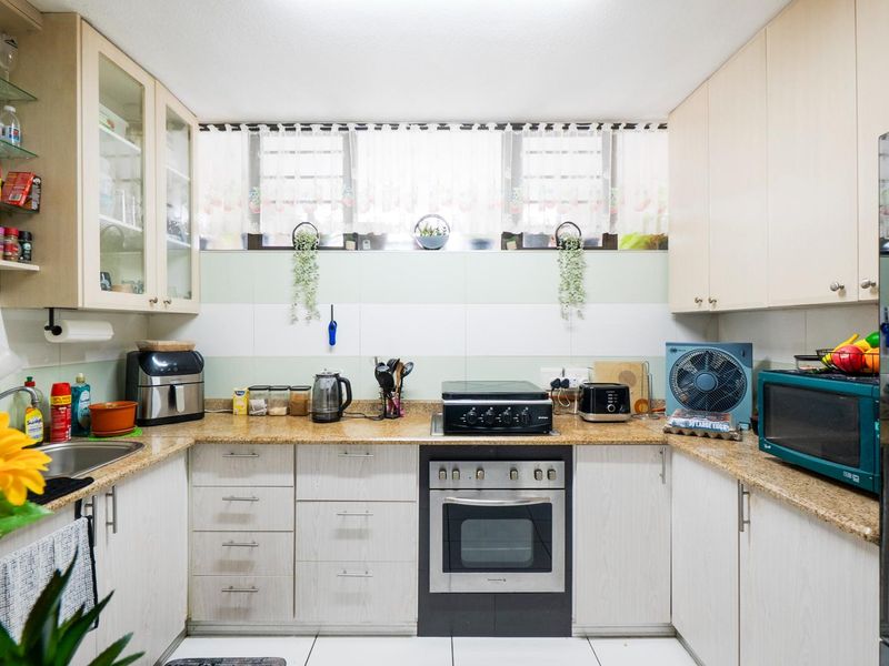 Spacious home - Photo 8