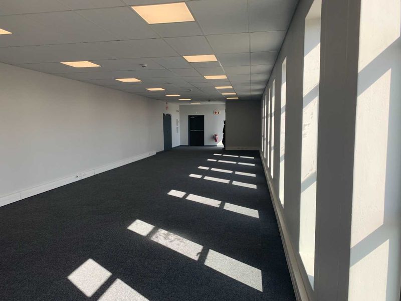 Modern Industrial Complex: Secure, Spacious, and Well-Equipped - Photo 4