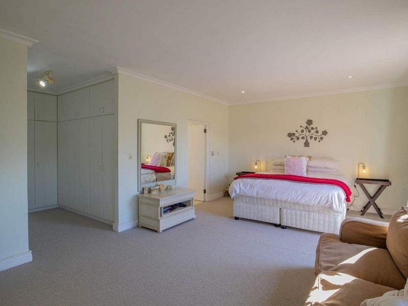 Beautifully Appointed 4 Bedroom Family Home - Photo 10