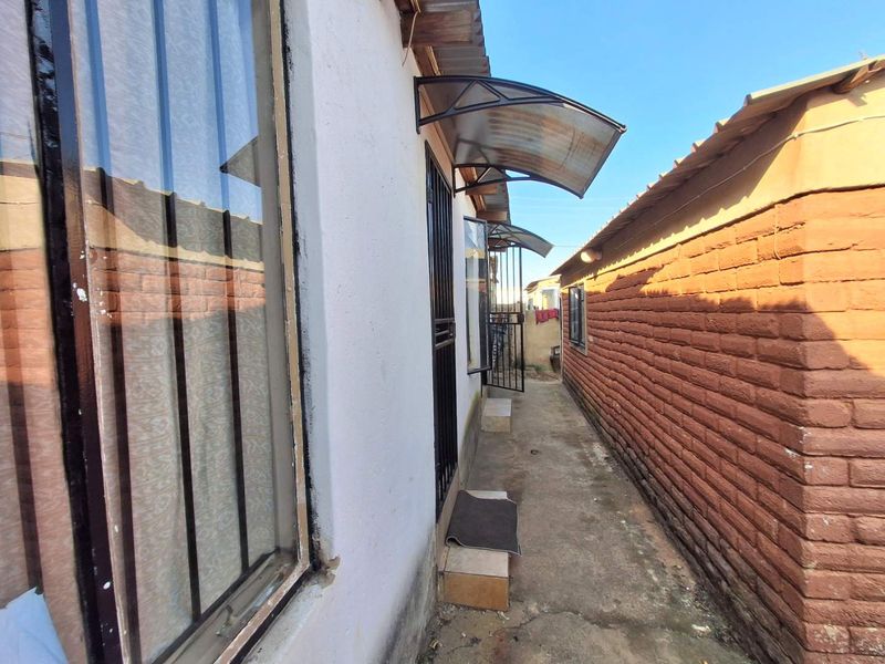 RDP house with 7 outside rooms for sale in Lotus Gardens - Photo 2