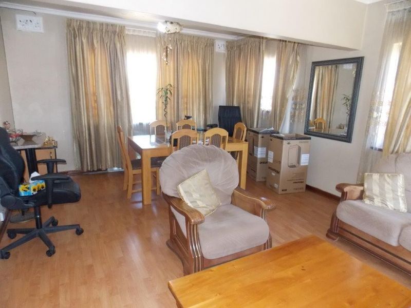 Spacious Five-Bedroom Home with Flatlet in Kharwastan - Photo 5
