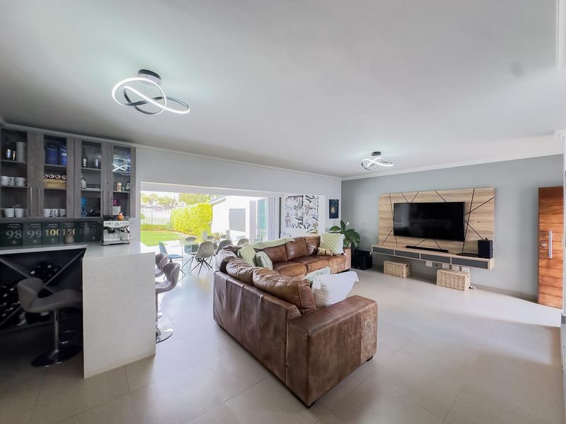 4 Bedroom Family Home With A Study In Taemane Golf View Estate - Photo 10