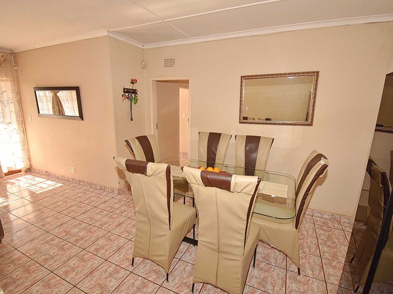 Spacious Family Home with Entertainment Features - Photo 7