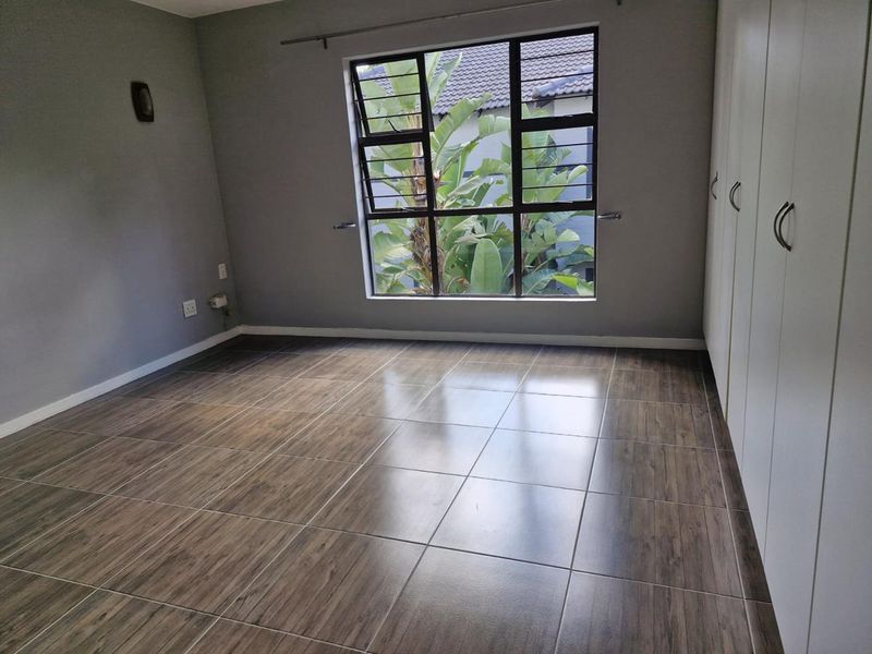 Two Bedroom Apartment in secure complex - Photo 7