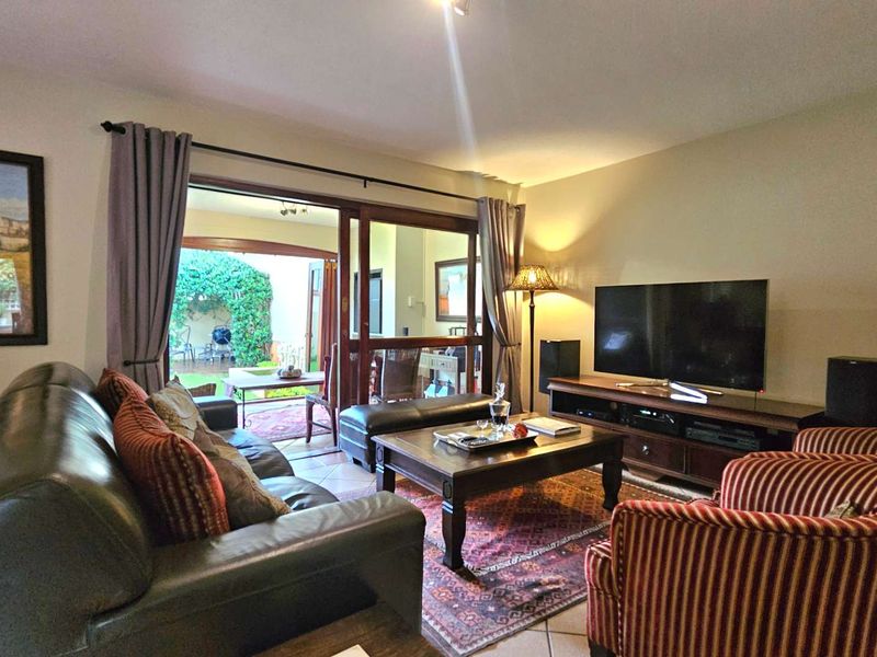 Luxurious newly renovated 4 bedroom townhouse with solar. - Photo 9