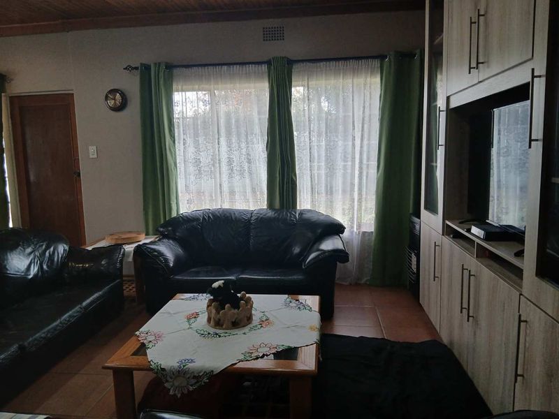 Spacious Family Haven with Two Income Generating Cottages - Photo 4