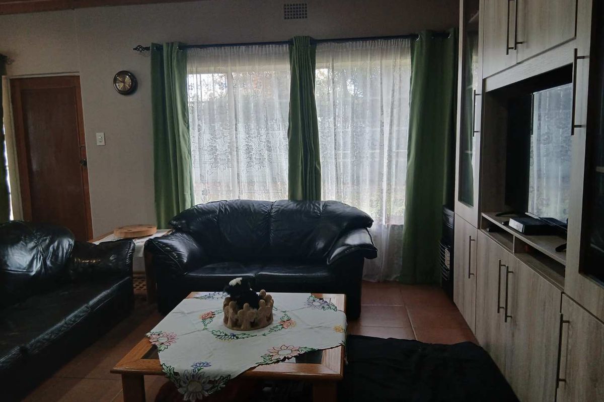 Spacious Family Haven with Two Income Generating Cottages - Photo 4