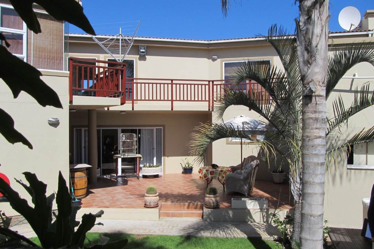 LUXURY DOUBLE STOREY HOUSE NEAR THE BEACH - Photo 5