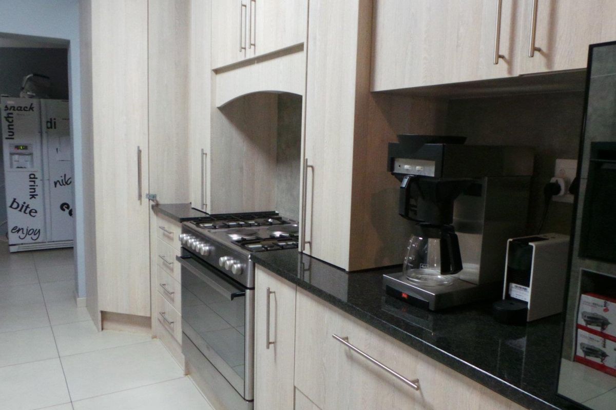 The GUEST HOUSE life - Photo 2