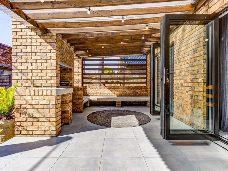 RENOVATED GEM IN ENCLOSED FAMILY FRIENDLY COMMUNITY - Super low levy! - Photo 7