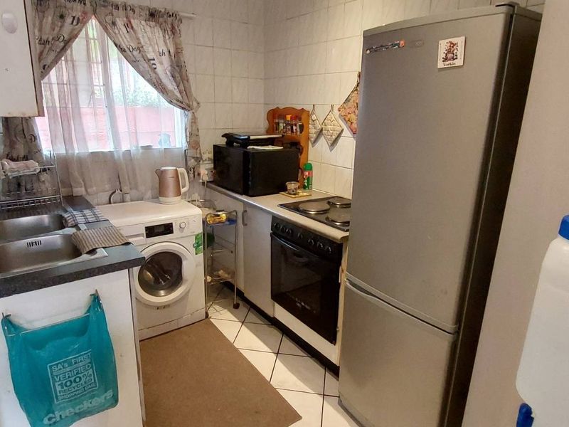 Charming Facebrick Townhouse in Secure Complex - Photo 6