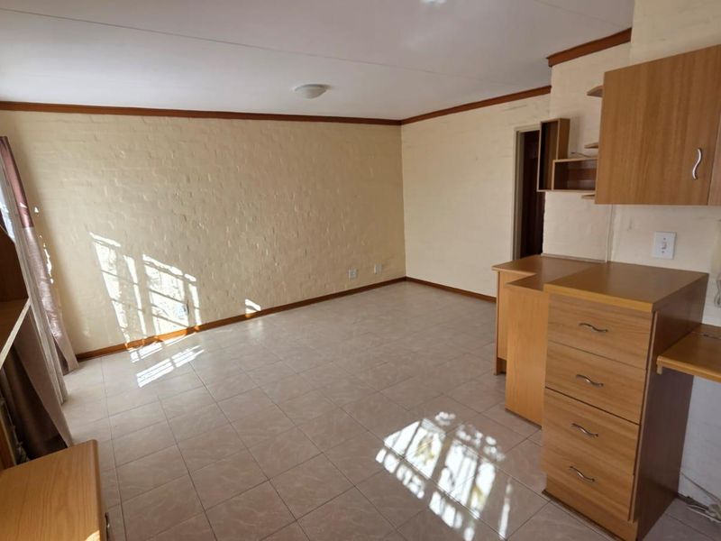 Charming & Secure Low-Maintenance Townhouse – Perfect Starter Home or Investment! - Photo 4
