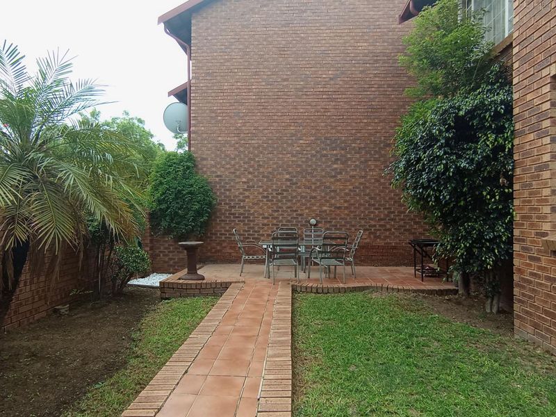 THE REEDS - 2 BEDROOM - 2 LIVING AREAS - Photo 3