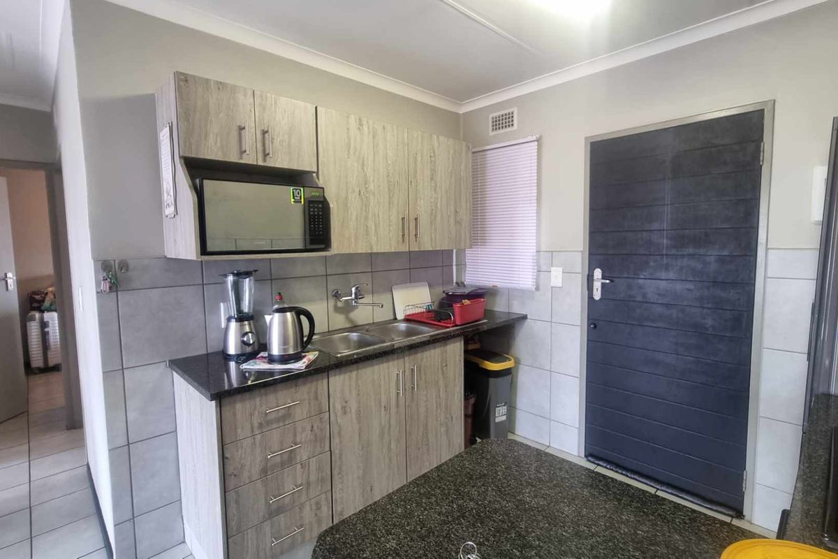 Spacious 2-Bedroom Apartment in a Perfectly Managed Estate - Photo 3