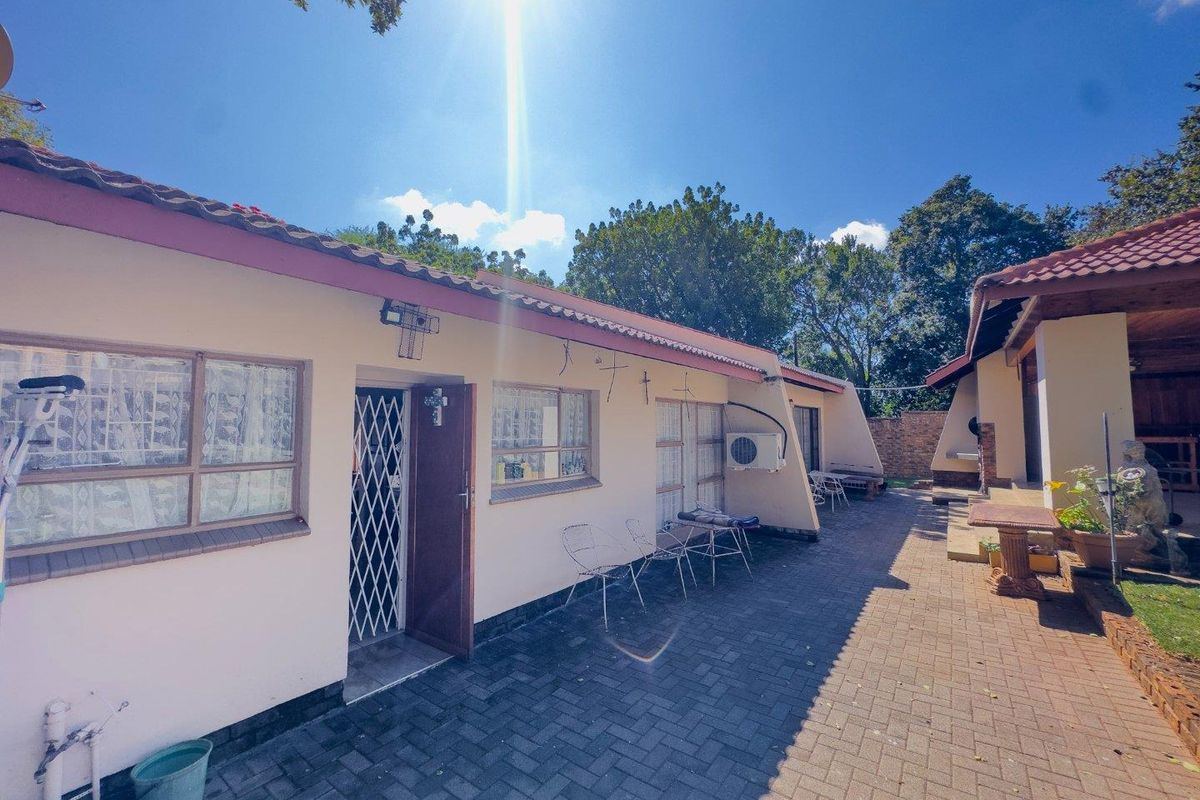 Spacious Family Home on a Large Stand with Exceptional Potential - Photo 2