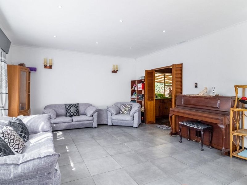 Spacious 4  Bedroom Family Home with Flatlet in The Hill - Photo 8