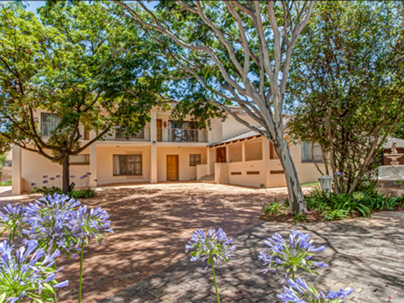 Two big properties combined into one Guesthouse! - Photo 2