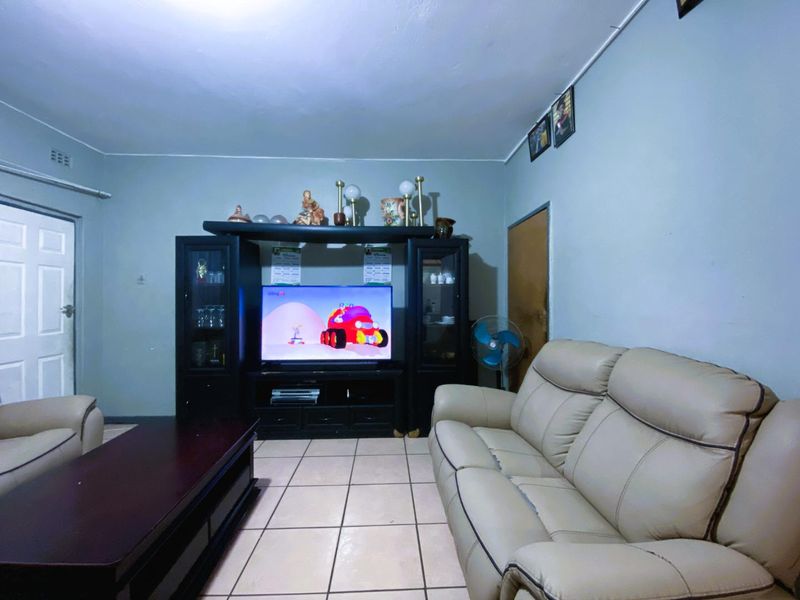 Spacious 1.5 Bedroom Apartment in Pretoria West - Photo 5