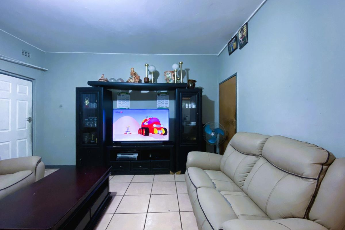 Spacious 1.5 Bedroom Apartment in Pretoria West - Photo 5