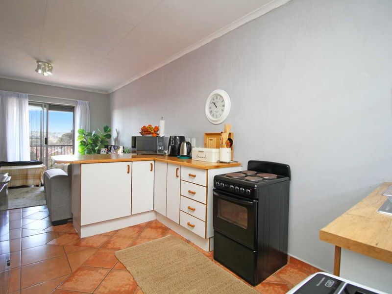 Neat 2-Bedroom Apartment in Complex - Photo 9