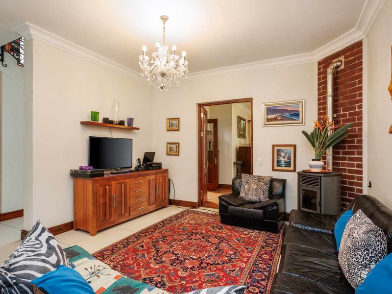 Elegant and Private Five-Bedroom Family Home with Exceptional Mountain Views on Val de Vie Estate - Photo 5
