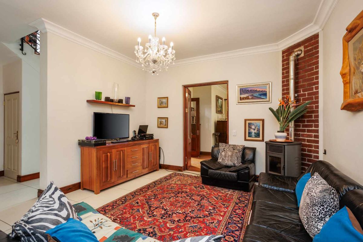 Elegant and Private Five-Bedroom Family Home with Exceptional Mountain Views on Val de Vie Estate - Photo 5