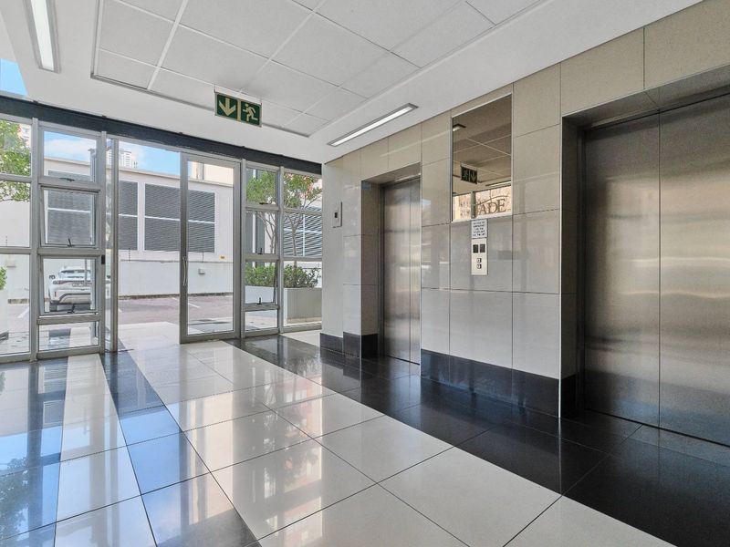 Luxurious 2-Bed Apartment with Stunning Views near Sandton - Photo 2