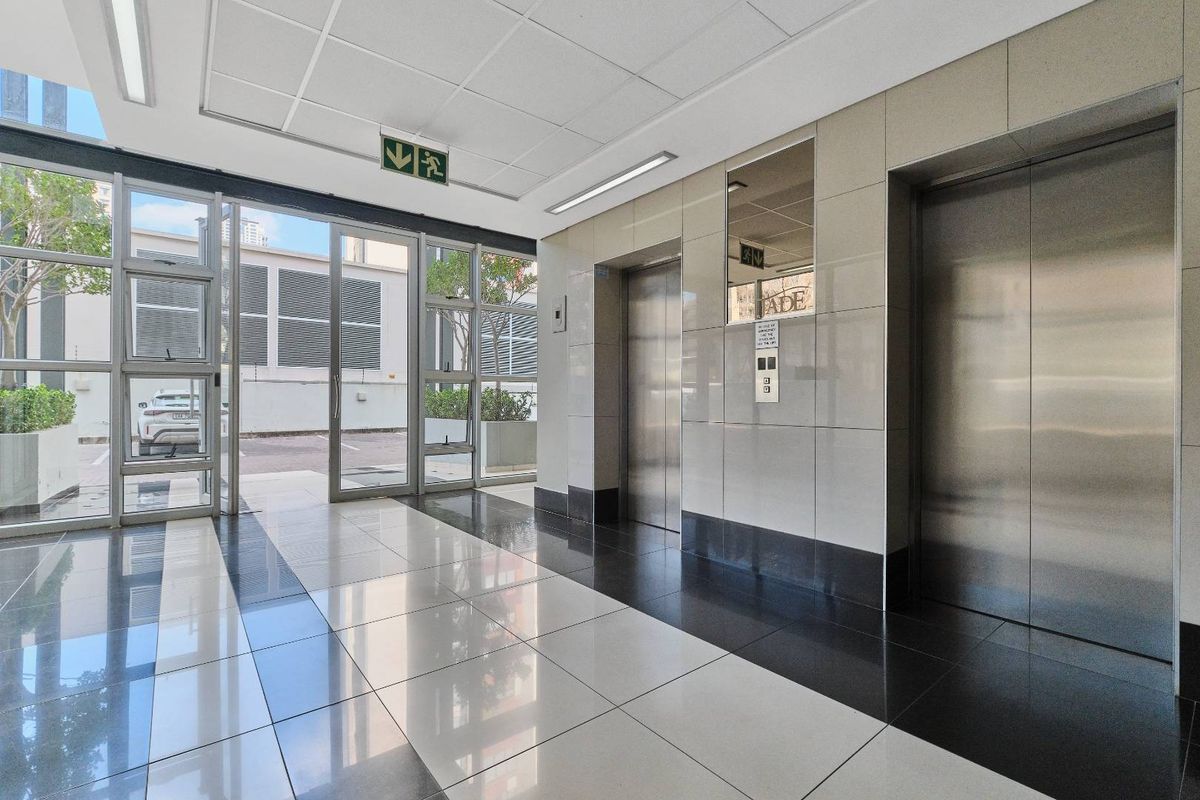 Luxurious 2-Bed Apartment with Stunning Views near Sandton - Photo 2