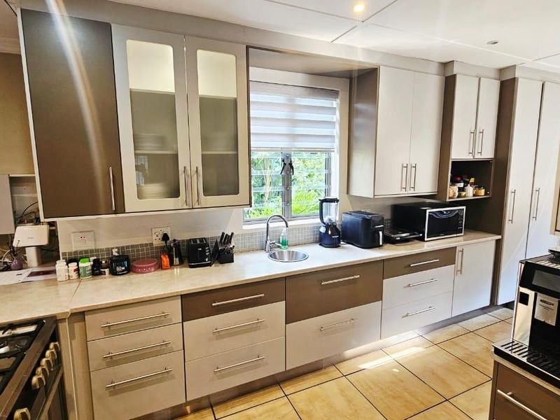 Stunning Family Home for Rent in a Desired Area - Photo 2