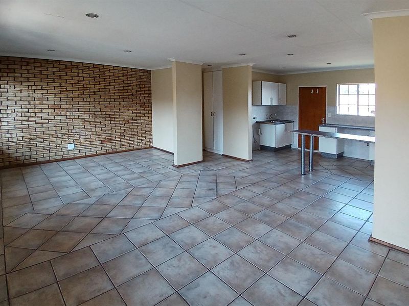 Charming 3-Bedroom Townhouse in Glen Erasmia – Move-In Ready! - Photo 5