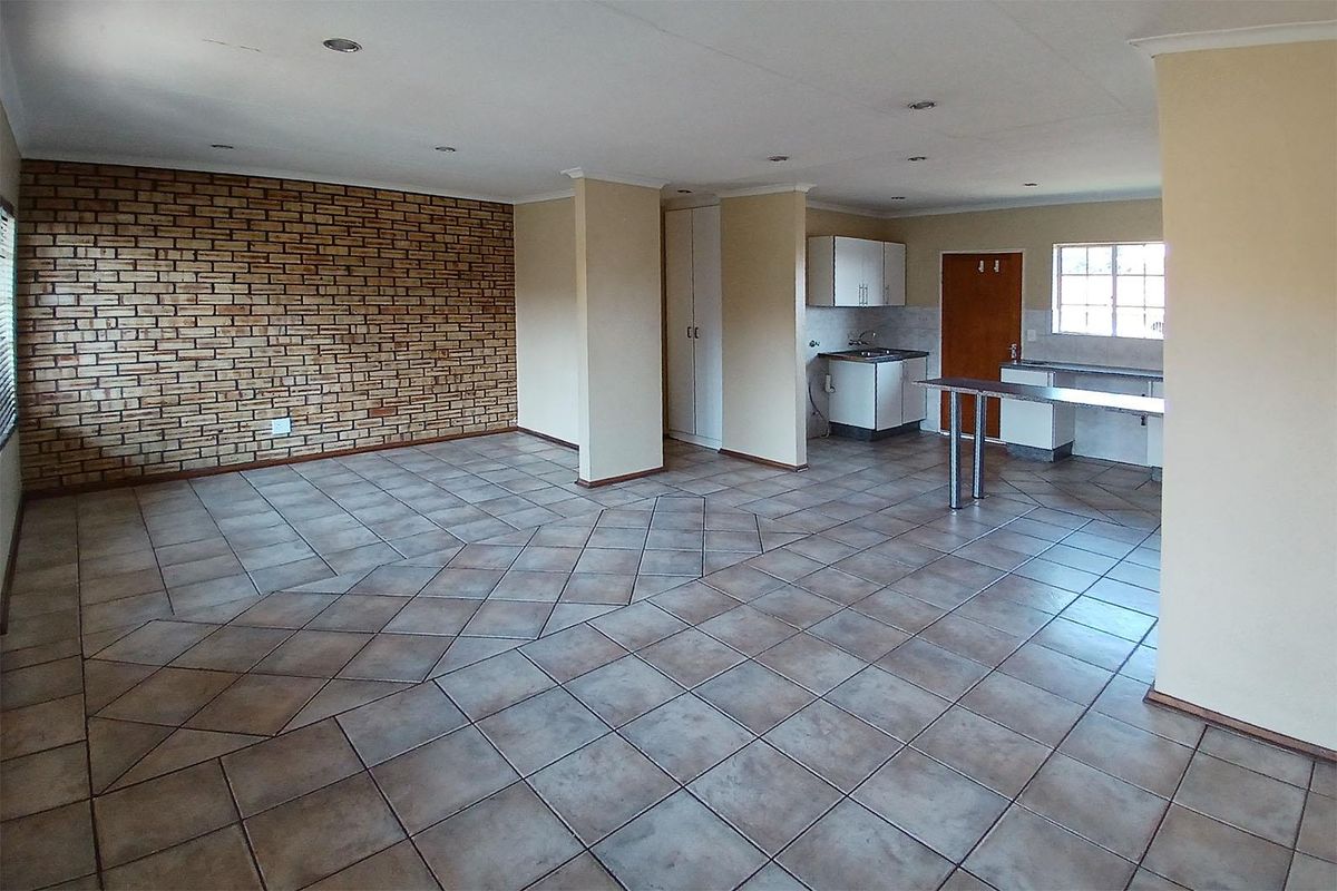 Charming 3-Bedroom Townhouse in Glen Erasmia – Move-In Ready! - Photo 5